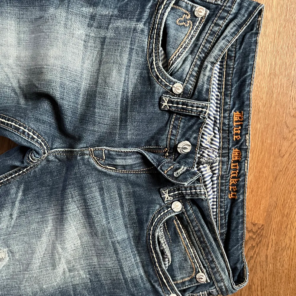 Fett snygga lowwaisted bootcut jeans som e för små på mig🥲. Jeans & Byxor.