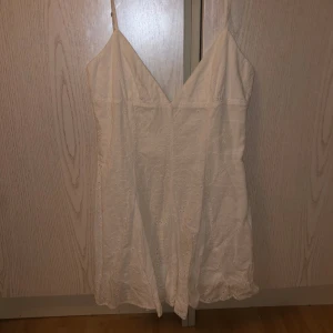 Zara klänning  - Söt vit zara klänning från förra året, skriv för fler bilder. Storlek S men passar XS oxå. Skriv innan ni köper 