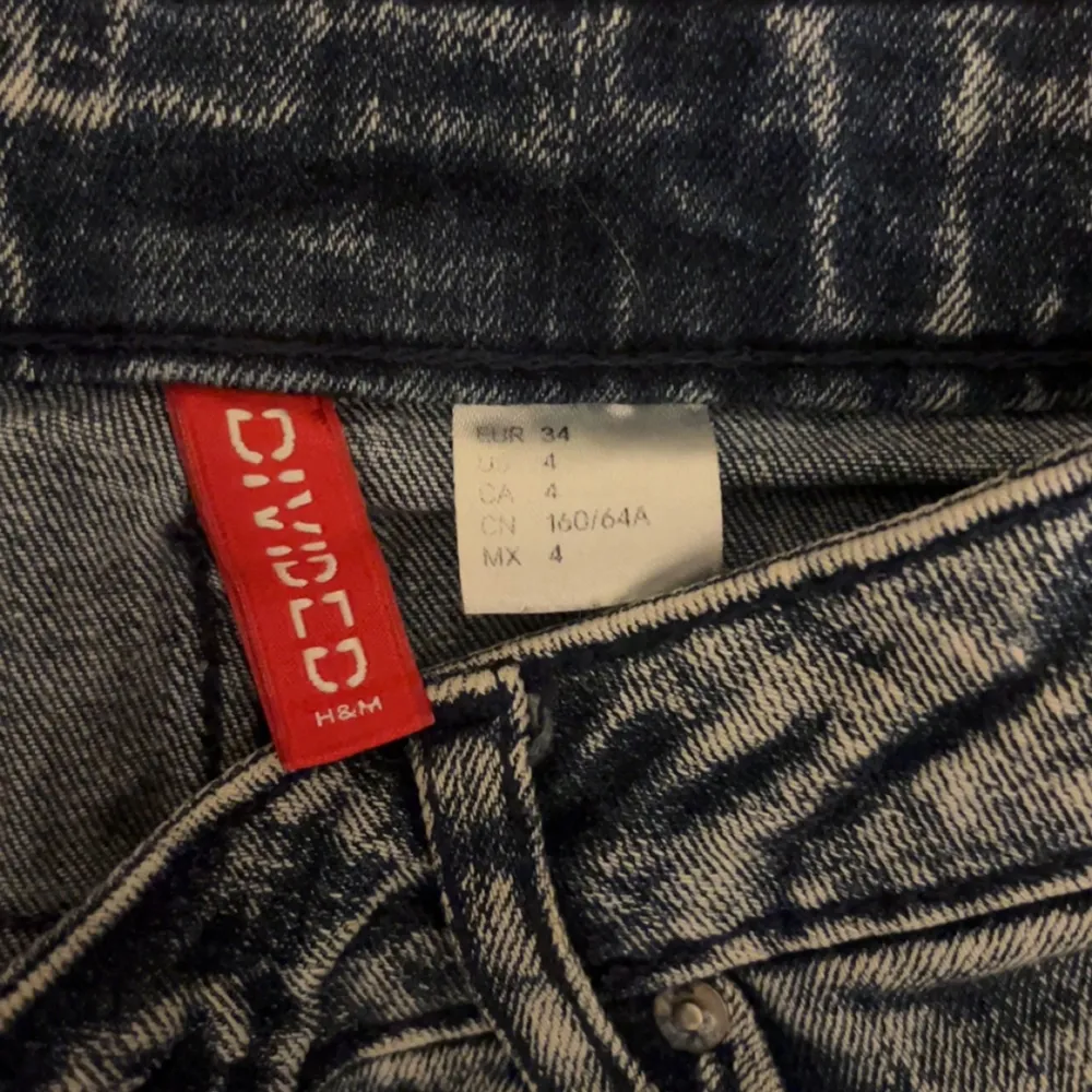 Säljer dessa lågmidjade jeansshorts från H&M då den e för små🤍. Shorts.