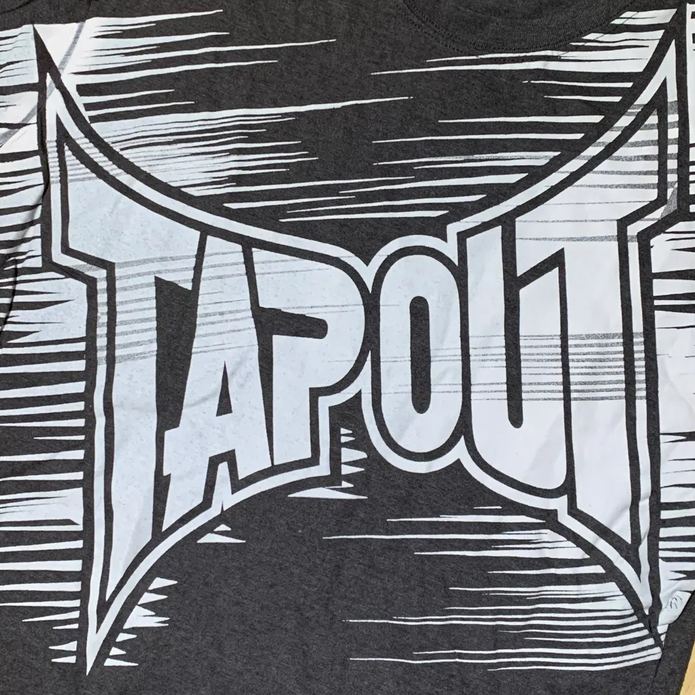 Tapout Tshirt i storlek M. Jag på bilden är 180 cm. Mått: axelbredd - 47 cm, längd - 63 cm. Skriv för fler bilder och frågor!. T-shirts.
