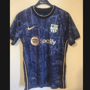 Barcelona fotbollströja svart - En riktigt snygg fotbollströja med designen baserad på staden Barcelona🔴🔵🔴🔵