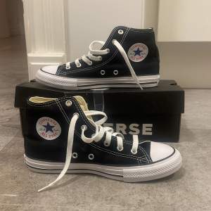 Säljer min helt oanvända converse! Storlek 35! 