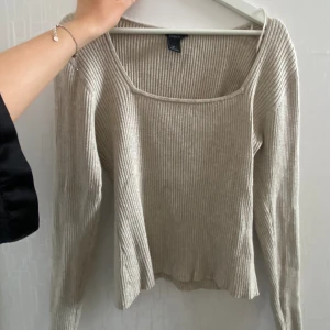 Beige stickad tröja - En superfin bege stickad tröja i bra skick, från Lindex i storlek L!🩷