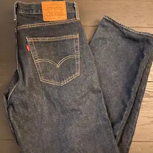 Levi's tar oss tillbaka till 90-talets stil med 568™ Stay Loose Jeans. Som namnet antyder är dessa jeans avslappnade och lösa hela vägen ner till ankeln, vilket ger precis rätt attityd.