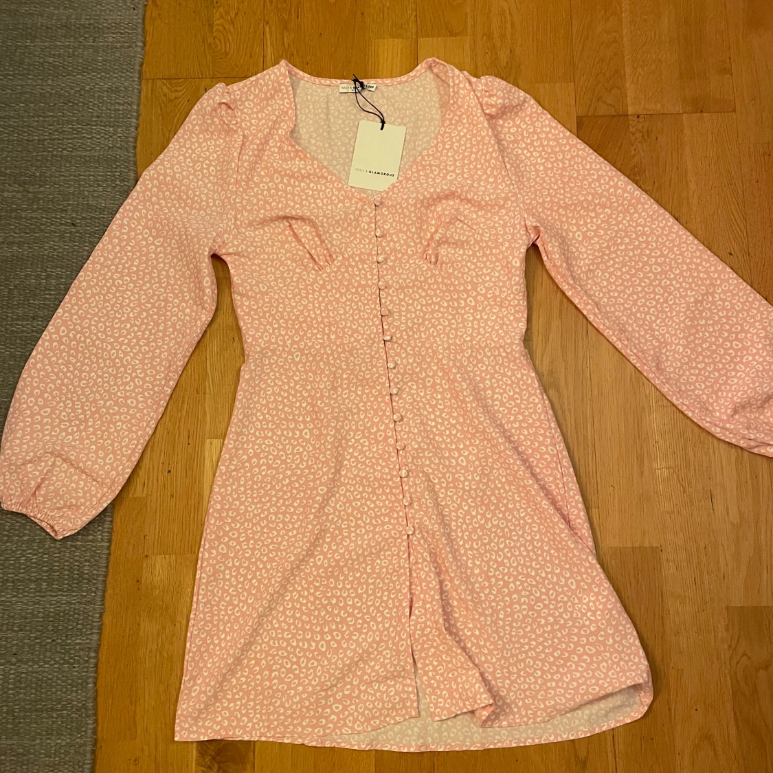 Rosa kort klänning med mycket detaljer - 90