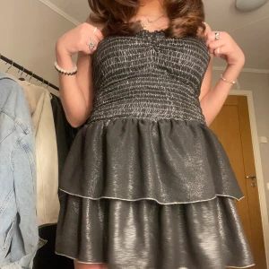 Klänning - Säljer denna klänningen då den tyvärr inte kommer till nån användning🧚🏼‍♀️