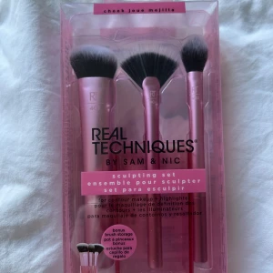 Sminkborstar + hållare - Oöppnad, helt ny! Present som jag inte kommer behöva. Värd 360 kr, säljes för 100 kr. Det skulpterande setet innehåller 3 borstar och hållare.  