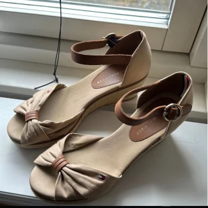 Tommy Hilfiger Kilklack - Tommy Hilfiger Kilklack Storlek 36 Bra skick, inte använt dem mycket