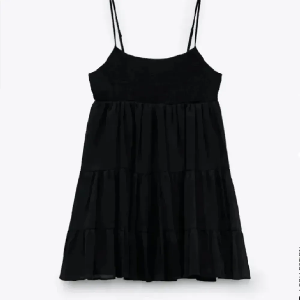 Säljer min svarta zara klänning då den inte kommer till användning längre, storlek S💗. Klänningar.