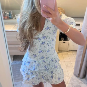 Zara klänning - Säljer denna otroligt fina zara klänningen i storlek XS, alla bilder är mina💓 har massa andra fina sommarkläder uppe just nu, kika gärna!