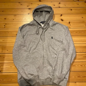 Ralph Lauren zip hoodie - En mycket fin Ralph lauren zip hoodie i mycket bra skick. Inga defekter eller sånt. Storlek L men passar även bra till M.