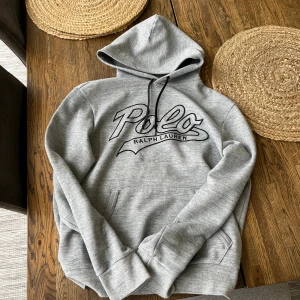 Ralph Lauren Hoodie - Skick 10/10 ser helt ny ut. Storlek M men passar även S. 