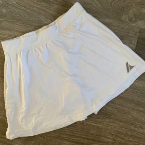 Tennis kjol med insydda shorts I storlek (S) Helt nya aldrig använda. Säljer för 130kr Gratis frakt! Tar endast swish❤️