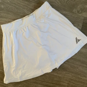 Tenniskjol med shorts - Tennis kjol med insydda shorts I storlek (S) Helt nya aldrig använda. Säljer för 130kr Tar endast swish❤️