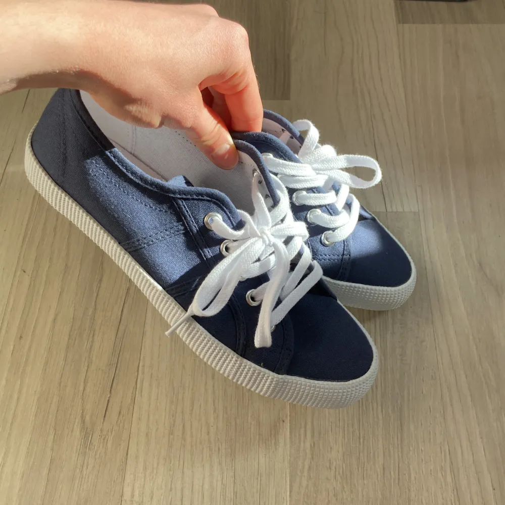 Oanvända superfina mörkblå skor med vita snören som är perfekta nu till våren och sommaren!🌸 Köpt från märket Tribute🫶🏼. Skor.