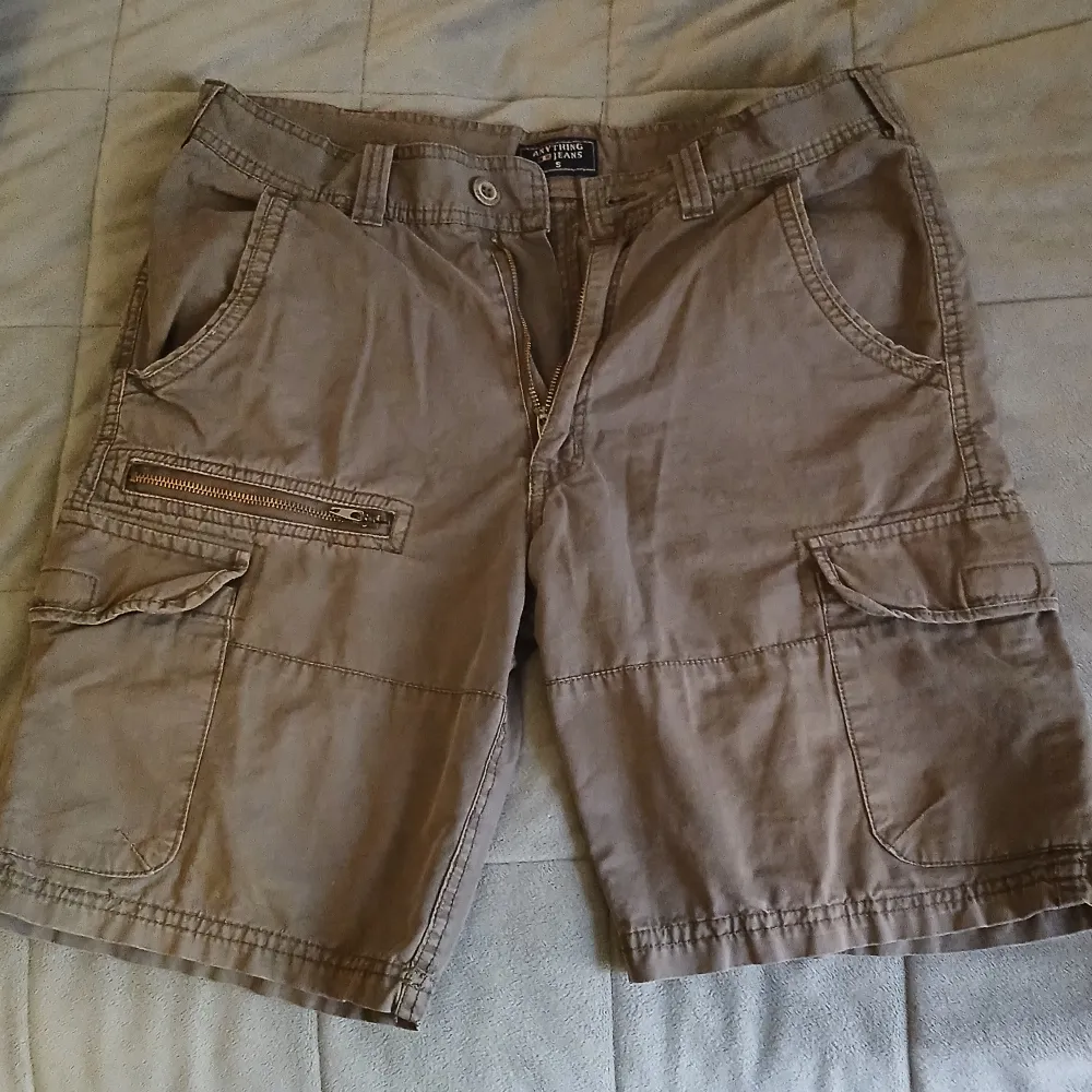 Super snygga cargo shorts nu när sommar börjar närma sig, köpte dessa i spainen förra året och dem är välandvända, därav några fläckar som jag ej vet om de går bort i tvätten(bild 4 och 5) annars i bra skick med inga hål. Midjemått rakt över är 41cm💖. Shorts.