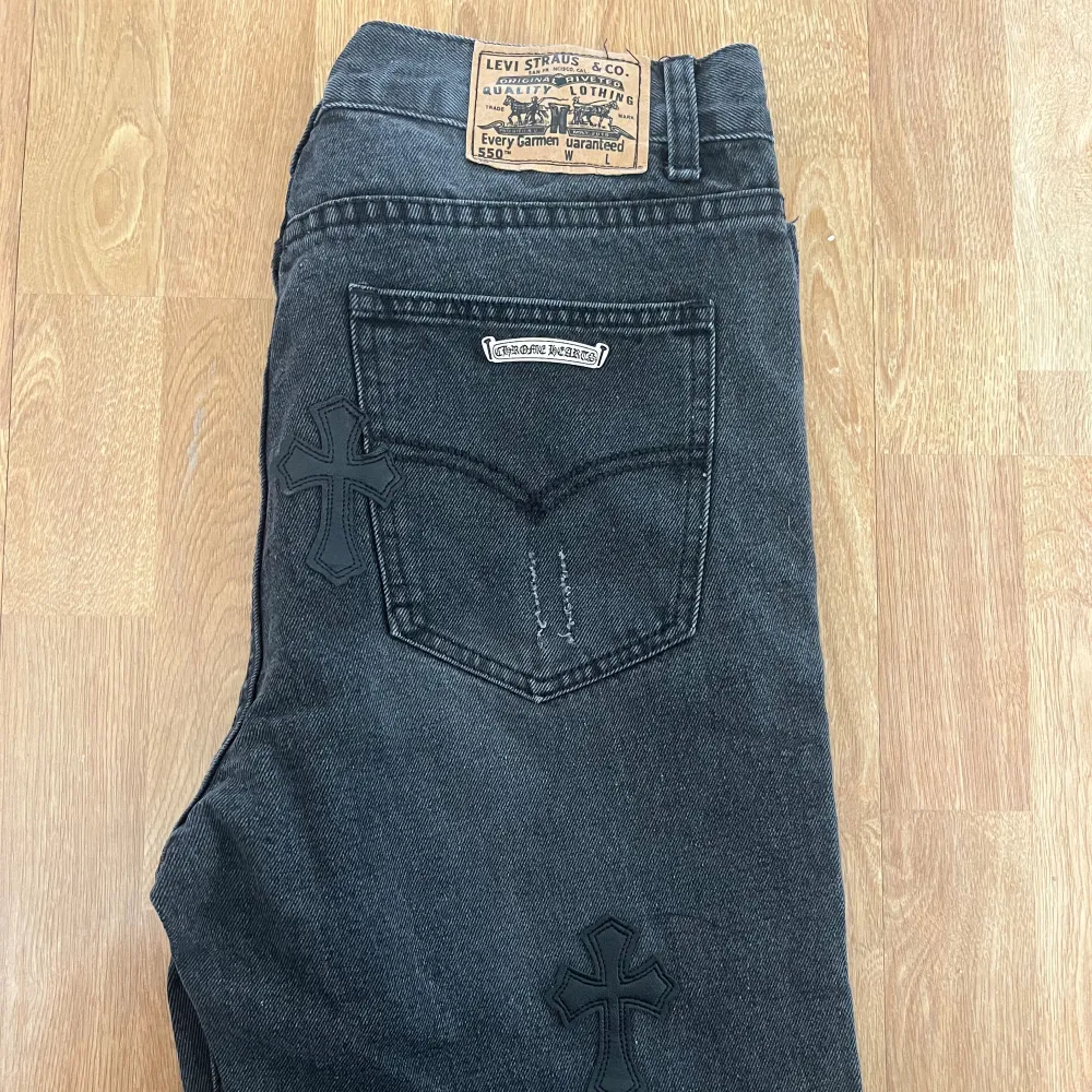 chrome hearts jeans i topp skick använda 1 gång ! St 32 passar 180 ungefär . Jeans & Byxor.