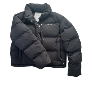 Axel arigato puffer jacka  - Axel arigato jacka storlek XS Jackan är XS men är väldigt stor och passae som en large eller medium. Finns ett väldigt litet hål på högra axeln och är lite smutsig men det är lätt att fixa. Kan skicka fler bilder vid behov och priset kan diskuteras.