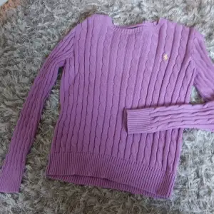 Säljer denna skit snygga tröjan fån polo. Den är i nyskicknästan.  