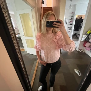 Rosa festtopp  - Superfin rosa spetstopp från Pull and Bears gamla kollektion. Köpte för flera år sedan så vet inte pris. Nyskick. Passar XS-M. 250+frakt🩵🩵