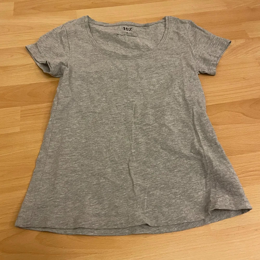 Säljer en grå T shirt från lager 157. Aldrig använd men lappen är borttagen.. T-shirts.