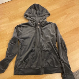 Zip hoddie - Säljer en zip hoddie från Gina tricot. Använd ganska mycket men är i fint skick annars.