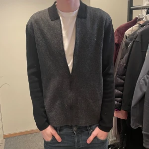 COS Kofta  - Stilig COS Kofta som är perfekt nu till våren ~ Strlk: S ~ Mitt pris: 595 ~ om du har några frågor gällande koftan är det bara att skriva, priset går att förhandla vid en snabb affär!!✌🏼✌🏼