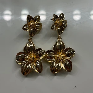 Blomörhängen  - Fina blomörhängen i guld som jag aldrig använt💕