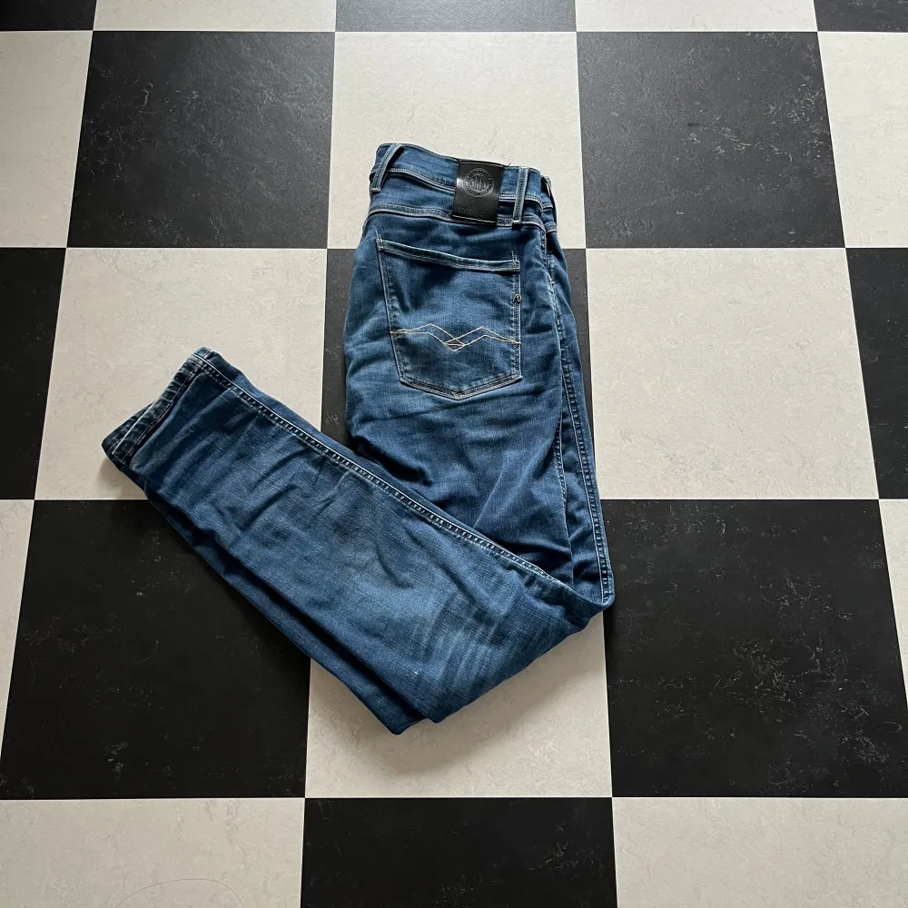 Tjena! Vi säljer nu dessa riktigt stilrena Replay jeansen i modellen Anbass Hyperflex // Skick 9/10 Använt skick // Nypris:1599 Vårt pris: 599. Jeans & Byxor.