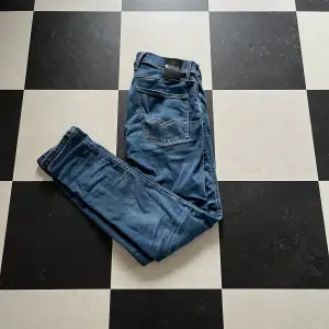 Tjena! Vi säljer nu dessa riktigt stilrena Replay jeansen i modellen Anbass Hyperflex // Skick 9/10 Använt skick // Nypris:1599 Vårt pris: 699