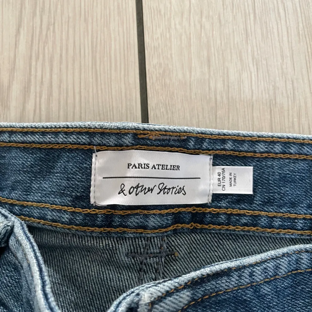 Jenas från & other stories i storlek 40 men skulle säga att det passar 38/M mer. . Jeans & Byxor.
