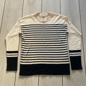 Randig tröja i 100% merinoull - Sparsamt använd tröja i merinoull, storlek S!☺️ 