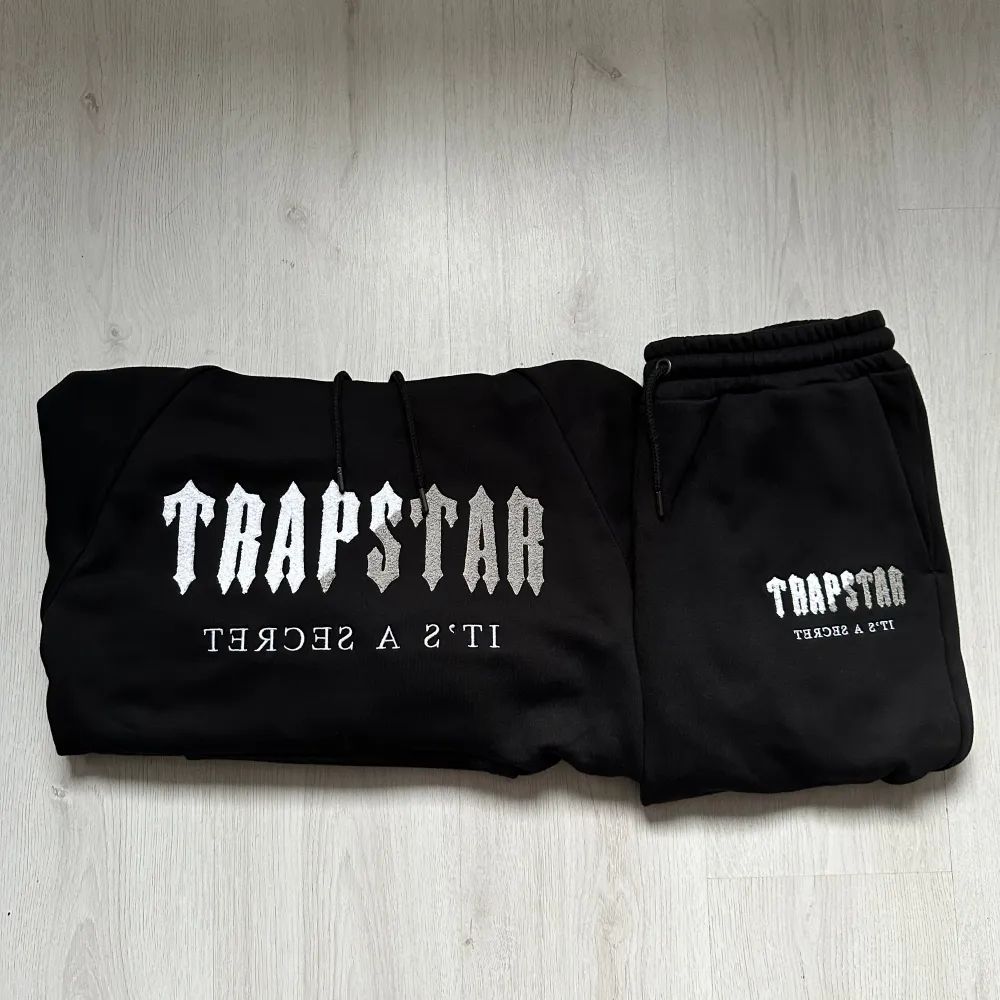 Helt ny Trapstar Tracksuit som jag aldrig har använt, köpt från deras hemsida. Finns bevis osv. Priset är prutat och klart. Storlek M 2400KR. Hoodies.
