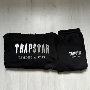 Helt ny Trapstar Tracksuit som jag aldrig har använt, köpt från deras hemsida. Finns bevis osv. Priset är prutat och klart. Storlek M 2300KR