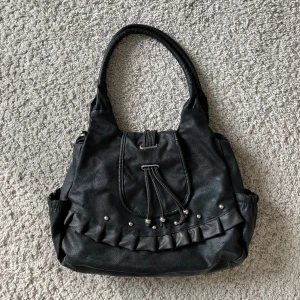 Handväska  - Så snygg vintage väska! Köpt second och aldrig använd av mig själv. Rymlig och  passar till allt🙌🏼