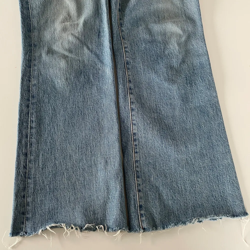 Jeans äkta Levis w26, köpta för 1100:- för några år sedan. Inga defekter och man får sjukt fin rumpa i den 🍑 Det skär i hjärtat att sälja dem men de är för små 💔Har inga fler bilder. 💫🌸🌷. Jeans & Byxor.