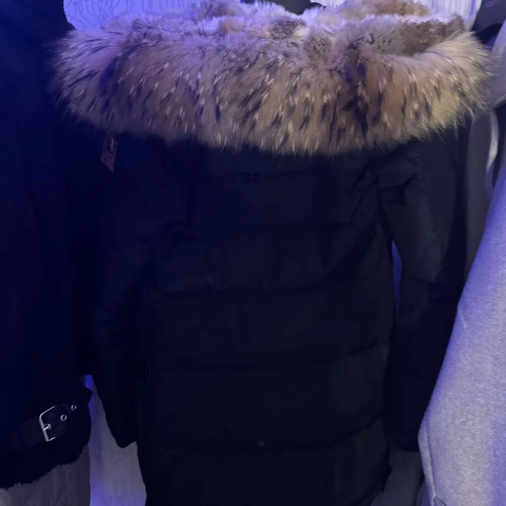 Hej! Jag säljer denna jackan för att den har blivit för liten för mig och har endast använt den 1 vinter. Hör av er om ni är intresserade och har frågor🙂. Jackor.