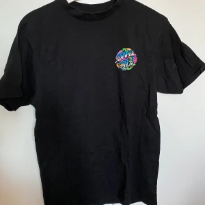 Santa Cruz T-shirt - Santa Cruz t-shirt med coolt tryck på rygg och bröst.  Stor/normal i storleken.  Använd 2-3 gånger så väldigt bra skick.  Säljes nytvättad givetvis!  KÖPAREN STÅR FÖR FRAKTEN ⚠️
