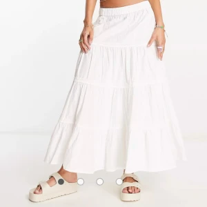 Vit maxikjol - Superfin maxikjol från Collusion köpt på Asos förra sommaren🤍 Endast använd 1 gång och i mycket fint skick! Storlek 36/S. Nypris 439 sek.