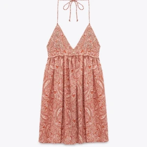 Zara klänning  - Intressekoll på min zara klänning, helt slutsåld på hemsidan och använd endast ett fåtal gånger💕skriv för fler bilder på 