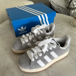 Adidas campus 00s grey - Säljer på grund av för stor storlek! Skorna är unisex och fungerar därför för båda könen. Bara använda 1-2 gånger. 