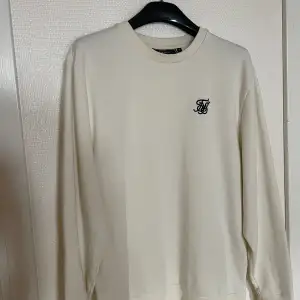 Mycket fin tröja och sparsamt använd tröja från Siksilk. Säljes pga att den inte passar på mig längre och inte kommer till användning. Färgen är vit/cream. Hör gärna av dig vid eventuella frågor😄