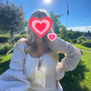 Klänning - En jättefin klänning i storlek 42, passar mig som är strl M. Från H&M