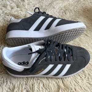 Grå Adidas Gazille skor. Köptes igår, men säljer pga fel storlek. Därav som nya. Skickas omgående! Köp via plick safepay eller skriv.🩷