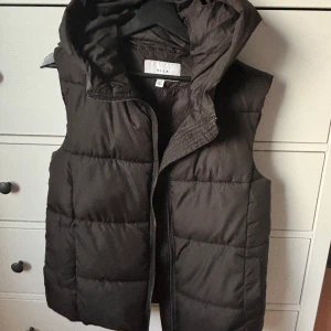 Väst - Svart väst från vila, använd några rnstaka gånger. Inga tecken på användning🖤