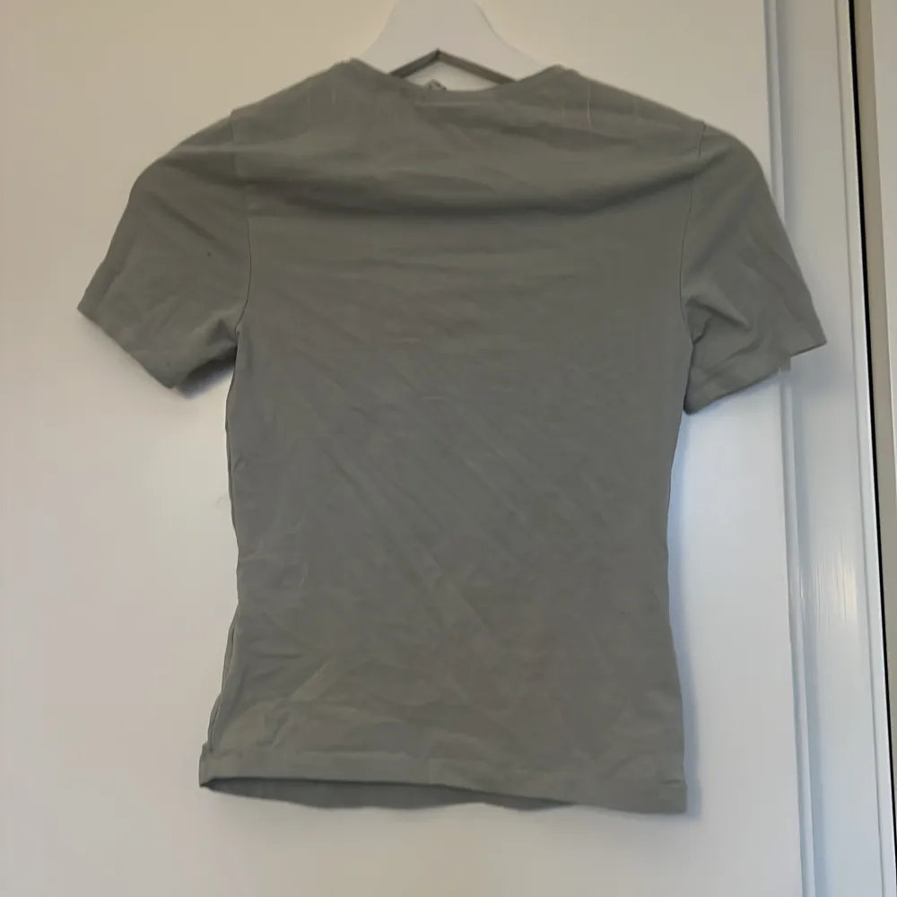 t shirt, mintgrön, tajt passform, stretchigt material, bra skick, den här tröjan är 10000x gånger finare på. skriv privat om ni vill se den på (kan ej lägga ut pga religösa skäl). T-shirts.