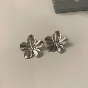 Blomörhängen - Säjer dessa somriga Blom-örhängen i rostfritt stål, oanvända🤍💐