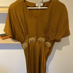 Balklänning - Otroligt fin balklänning från & Other Stories. Känns liiite gatsby / 20-tal på ett tilltalande sätt. Man får också otroligt snygg och kvinnlig kropp i den.