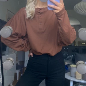 Brun tröja - Brun långärmad tröja med knappar. Är en XL men burits av mig som är en XS/S.