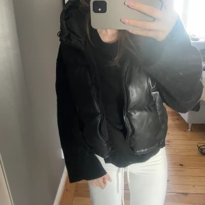 Väst - Superfin väst i skinnimitation! Superfint skick använd ca en gång🤍